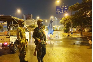 Lực lượng quân đội cùng tham gia túc trực các chốt kiểm soát dịch 