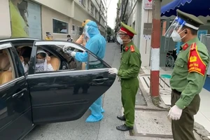 Công an ở các chốt giúp người gặp hoạn nạn trên đường