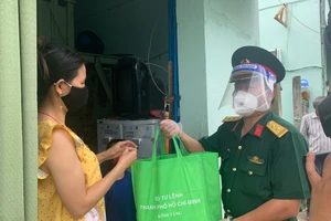 Quân đội trao 100 phần quà và hơn 1 tấn rau cho người dân