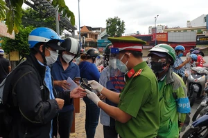 Công an TP.HCM hướng dẫn lưu thông qua các chốt trạm kiểm soát