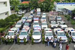 Công an quận 12 đến từng hộ dân trao quà cho các gia đình khó khăn
