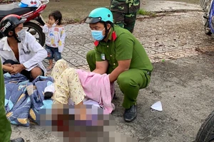 Công an trực chốt ở quận Bình Tân đỡ đẻ cho sản phụ ngay trên đường