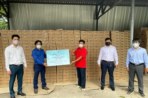 1.000 túi thuốc cho F0 và hàng ngàn phần quà cho người khó khăn ở quận 12