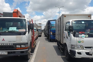 Ngày đầu tuần xe tải ùn ứ kéo dài trên Quốc lộ 1