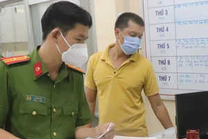 Khởi tố cán bộ phường tổ chức tiêm vaccine lấy tiền ‘đút túi’