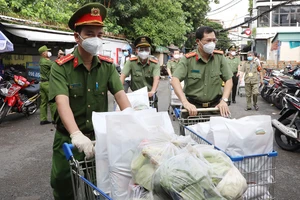 Phó Giám đốc Công an TP.HCM trao quà cho người dân khu Mả Lạng