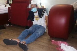 Hai tên cướp dùng kéo uy hiếp, lấy xe máy của thanh niên ngồi ở ngã tư