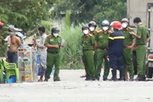 Cháy nhà trọ ở Bình Tân, nhiều người hoảng loạn tháo chạy