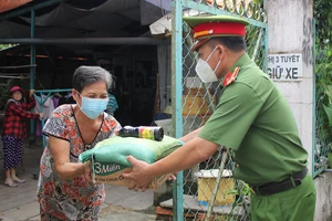 Công an quận 12 tiếp tục ra quân đợt 3 hỗ trợ người dân khó khăn