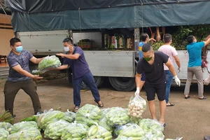 Cục An ninh Nội địa tặng 2 tấn gạo và 4 tấn rau củ cho bệnh viện dã chiến