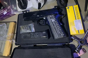 Dùng ô tô chở súng và ma túy 'thông chốt'