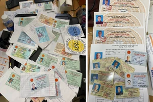 Làm giả giấy đi đường, thẻ tình nguyện viên… bán cho người muốn thông chốt