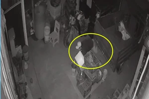 Trộm chui vào nhà bẻ khóa lấy xe ba gác chở hàng từ thiện ở Bình Chánh