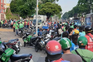 Chùm ảnh: Shipper ở TP.HCM ùn ùn đi xét nghiệm, xếp hàng dài hàng trăm mét