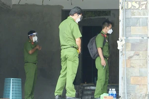 5 người lang thang lén ở đậu trong quán karaoke rồi tháo đồ đem bán