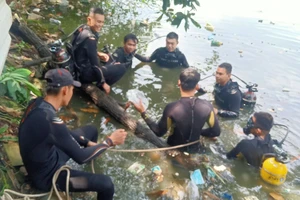 2 người nhảy xuống ao tự tử rồi bơi vào bờ khiến cảnh sát vất vả lặn tìm