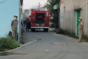 Cháy kho hàng thực phẩm ở quận Bình Tân, người dân hô hoán