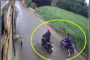 Vừa hết giãn cách, hai thanh niên đã đi trộm xe máy