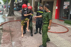 Cháy nhà 6 lầu ở quận 4, hai người thoát nạn