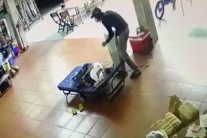 Người phụ nữ ngủ quên, bị trộm lẻn lấy mất iPhone