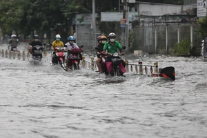 Trời tối đen, mưa như trút nước, đường ngập sâu chiều 20-10