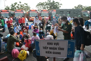 Người dân miền Tây được bộ đội đưa về tận nhà, còn hỗ trợ quà