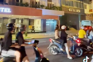 1 phụ nữ trong khách sạn la hét, ném đồ xuống đường ở trung tâm quận 1