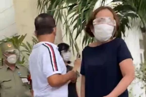  2 mẹ con nắm tóc, cào cấu công an khi không được nhận hỗ trợ