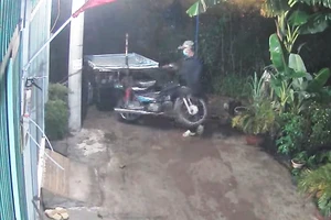Camera ghi cảnh trộm cắt xích, nhấc xe máy lôi ở Bình Chánh
