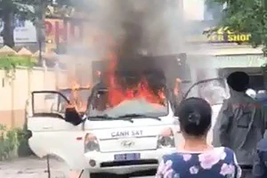 Xe chở phạm nhân bốc cháy khi đang chạy trên đường ở TP.HCM