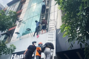 Cảnh sát cùng người dân cứu 16 người kẹt trong đám cháy ở Tân Bình