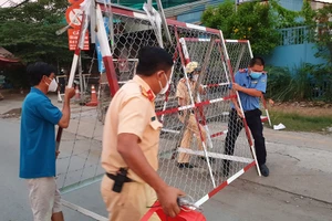 Chùm ảnh: Công an tháo gỡ chốt chặn ở các cửa ngõ ra vào TP.HCM