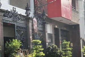 Cụ bà rơi lầu tử vong ở quận Tân Phú 