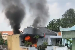 Cháy nhà 3 tầng kèm các tiếng nổ ở quận 10