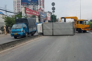 Xe tải lật, quốc lộ 1 qua quận 12 ùn ứ 
