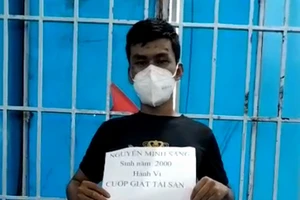 Giật iPhone XSMax, bị cô gái giật ngược lại làm tên cướp té xe