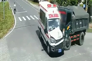 Ô tô cứu thương bị xe ben húc văng ở giao lộ