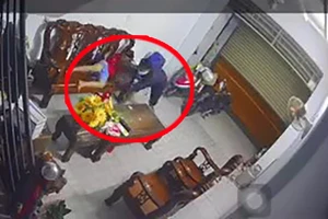 Cướp xông vào tận nhà, giật iPad trên tay bé trai 10 tuổi