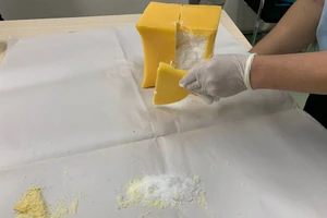 Đúc 5kg ma túy giữa khối sáp thơm để gửi sang Úc