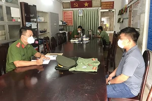 Chạy xe biển số giả, sắm quân phục công an để đi lừa tình 