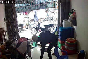 Chủ bán cá ngủ quên, bị trộm lấy 2 điện thoại và xô đựng tiền