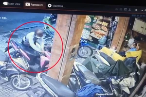 Nữ shipper đi mua pizza bị mất xe do bảo vệ 'mê' xem điện thoại