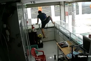 Chủ tiệm điện thoại phi thân qua tủ kính bắt trộm nhưng bất thành