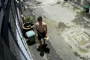 Để lại dép tổ ong sau khi trộm sạch tài sản của thợ hồ