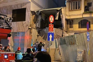 Sập nhà trên đường Võ Văn Kiệt, cứu được hai người mắc kẹt