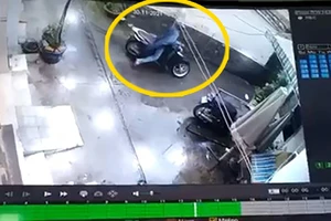 Xe SH để trong mưa, ngay cửa nhà vẫn bị trộm bẻ khóa cổ lấy mất