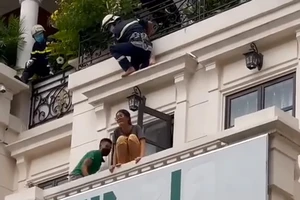 Giải cứu ngoạn mục cô gái định nhảy lầu ở Gò Vấp 
