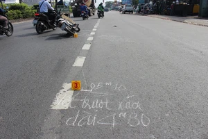 Tìm thân nhân người chạy xe trên Quốc lộ 1 thì ngã quỵ, tử vong