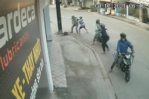 Bốn thanh niên dùng súng điện bắn, bắt chó ngay trước mặt người chủ ở quận 12