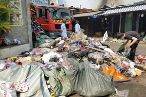 Cháy ở công ty viễn thông, các chủ cửa hàng kế bên ôm đồ tháo chạy